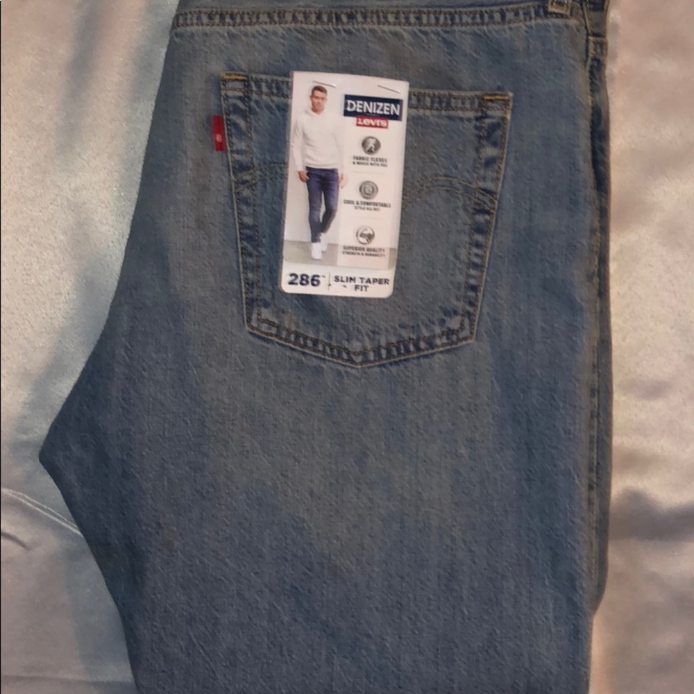 Levis - Picture 5 of 7